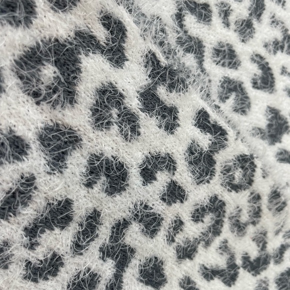 🥑5/$25 Eyelash fuzzy cheetah print circle scarf - Picture 2 of 2